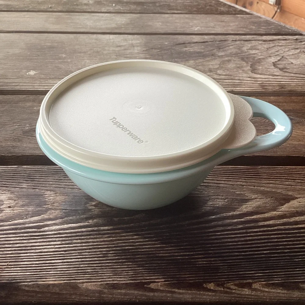 Tupperware Thatsa Bowl in light blue - 2.5 cup capacity